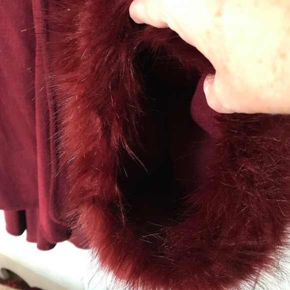 VINTAGE Poncho like One size fit all. Burgundy with fake fur . No brand name. - Picture 4 of 5
